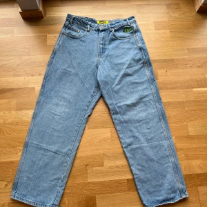 Butter Jeans - Hej, säljer nu dessa skit snygga Baggy butter jeansen för jag rensar garderoben. Storlek S/30-32. Jättebra skick, iprincip nyskick! Nypris:1300 Mitt pris:359