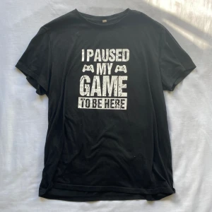 Graphic Gamer Tee - Köpte T-shirt för ett spex skämt och har bara slutat använda den då den inte passar min stil. Storlek Medium, kan alltid klippas till en tank eller Crop top! Lite nopprig men texten är okej. 
