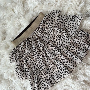 Mönstrad kjol  - Supersnygg kjol. Ingen storlek, men jag bär vanligtvis S. 