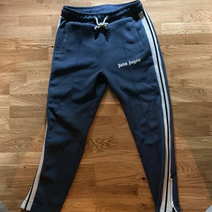 Palm angels byxor - Säljer nu mina Palm angels som är köpt i Dubai, skick 9/10 kan tänkas gå ner i pris vid snabb affär 