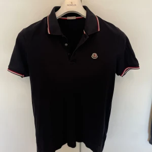 Moncler piké  - Säljer nu min Moncler piké som är i storlek M men sitter lite mindre skicket på tröjan e 8/10 vid fler frågor eller funderingar kontakta mig 