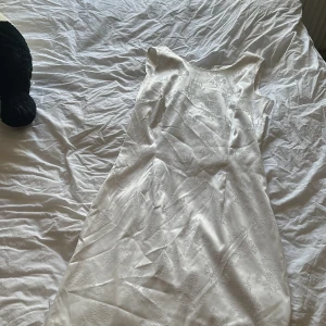 Klänning  - Jätte fin klänning me lite mönster på. Samt dragkedja bak på 