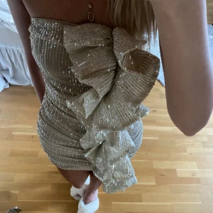 Glitter klänning 💥💥 - Aldrig använt, prislappen är kvar