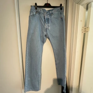 Levis 501 - Ett par Levis byxor som jag har använts ganska lite, säljer dom eftersom jag har växt ut dom. Skick 9/10. Inga skador eller smuts som inte går få bort. De bara att hojta till om ni har någon fundering☺️ vid snabbt köp står ja för frakten! 
