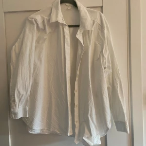 Vit skjorta  - Vit skjorta i bra skick! Från H&M i storlek L