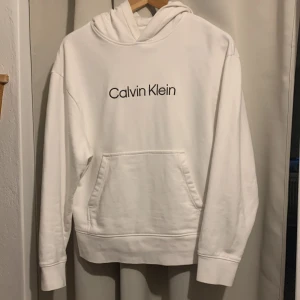Calvin Klein Hoodie  - Vit Calvin klein hoodie i jätte bra skick, inga fester alls! lite använd, storlek S men passar Xs också. perfekt för en sommarkväll 😍