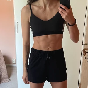 Adidas sporttopp - Utrensning bland träningskläderna! Adidas sport top.  Aldrig använd, oanvänt skick! 