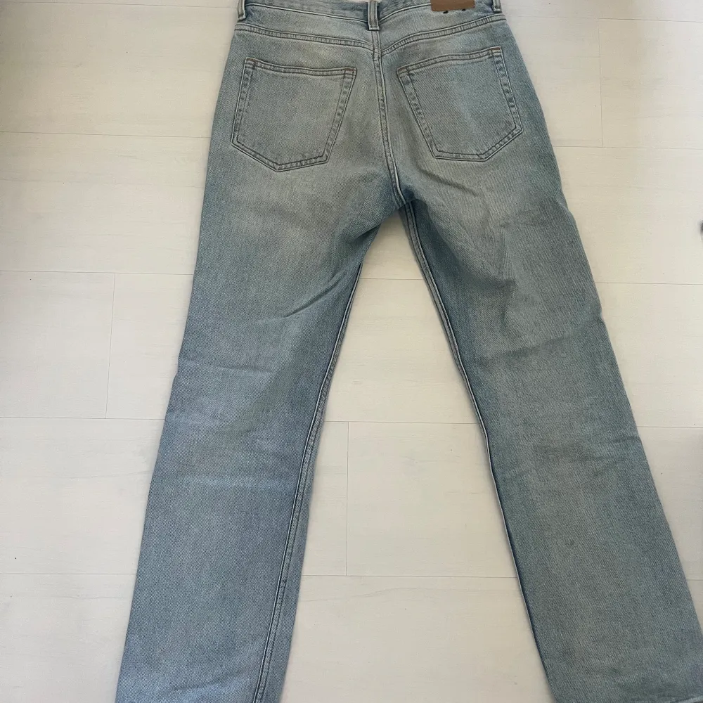 Superfina ljusblåa lågmidjade jeans från weekday❤️🔥. Farkut & Housut.