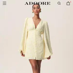 Säljer denna fina klänning från adoore! Endast använd en gång, den är slutsåld på hemsidan. Storlek 34 Kom gärna med prisförslag! 🩷