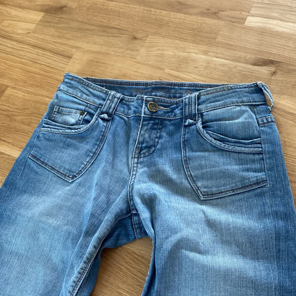 Ett par snyggt detaljerade jeans, lite oklart var den är ifrån men tror S.oliver. Skriv privat för mer info/mått❤️. Jeans & Byxor.