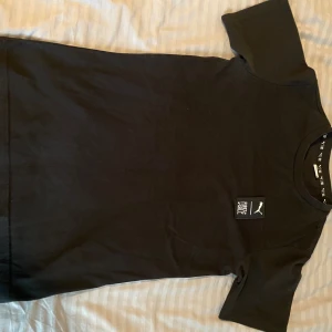 Svart puma tröja - Svart puma tröja som är använd ett par ggr men är ändå i bra skick.
