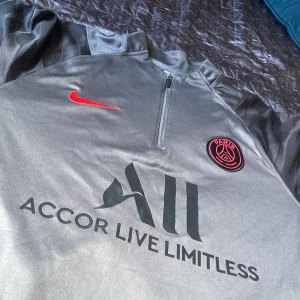 Psg tröja  - Säljer nu min grå psg tröja då den har blivit för liten, den är perfekt till sommaren. Den är tunn och luftig och väldigt bra material Tröjan är i bra skick 9/10 nästan aldrig använd Nypris: 1600  Pris kan diskuteras vid snabbköp 