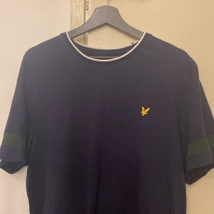 Lylescott tshirt  - Super snygga detaljer 