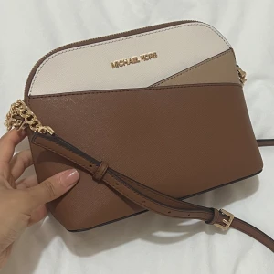 MK väska - MK väska, äkta självklart.  Köpte för ett år sedan  Väldigt sparsamt använd