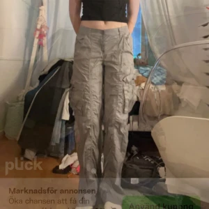 Low waist cargobyxor  - Low waist cargo byxor med en blekningsfläck på ena fickan.