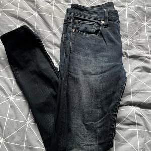 Pretty used, no holes. Size 30