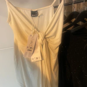 Topp  - Så söt topp från Gina aldrig använd med lapp kvar nypris 259 ❤️