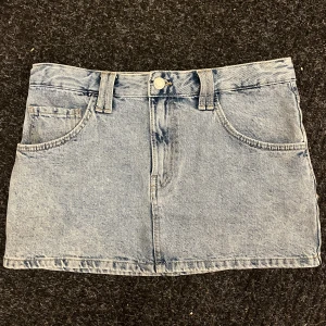 Jeanskjol - Måste tyvärr sälja då den är något kort för min smak, men så fin kjol till sommaren! Står L på lappen men skulle säga att den motsvarar s/36/38 ❣️