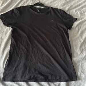 T-shirt  - Hej, jag säljer denna gant T-shirten för ett riktigt bra pris, originalproduktioner på denna är 699 och är aldrig sndvänd.Skriv för funderingar och prisförslag.😃