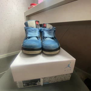 Jordan 4 University Blue -  Till salu  Air Jordan 4 i en vacker blå nyans, storlek 38,5 EU. Dessa sneakers har endast använts ett fåtal gånger och är i mycket gott skick med minimala te