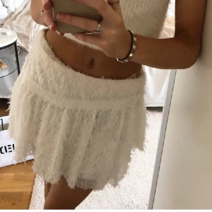 Vit zara kjol - -Använd några gånger, fint skick -Liiten fläck (se bild 2) men inget man ser  -Går att vika in översta kanten ifall att man vill ha den kortare.