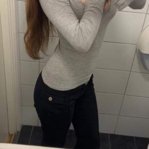 Säljer dessa svarta brandy Melville Lågmidjad jeans/byxor. Storleken är one size men passar mig som har xs-s. Materialet är ganska stretchiga så passar xxs-m. Hälarna på byxorna har lite slitage pgr av längden där av priset. Org pris 400 kr❤️