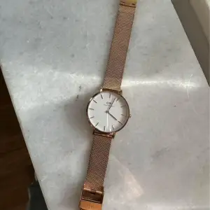 Daniel Wellington klocka i fint skick  Tyvärr ingen box eller kvitto kvar.. 