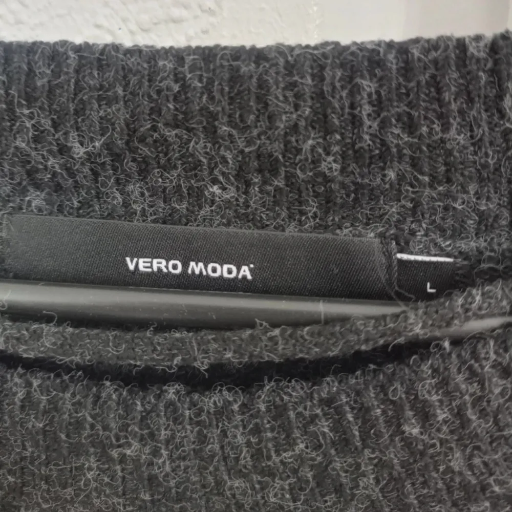 Säljer en svart stickad Vero Moda tröja i strl L. Passar även M. Den är i bra skick, dock sliten då den har tvättats många gånger. Original pris är 499kr. Jag säljer den för 50kr + frakt!. Stickat.