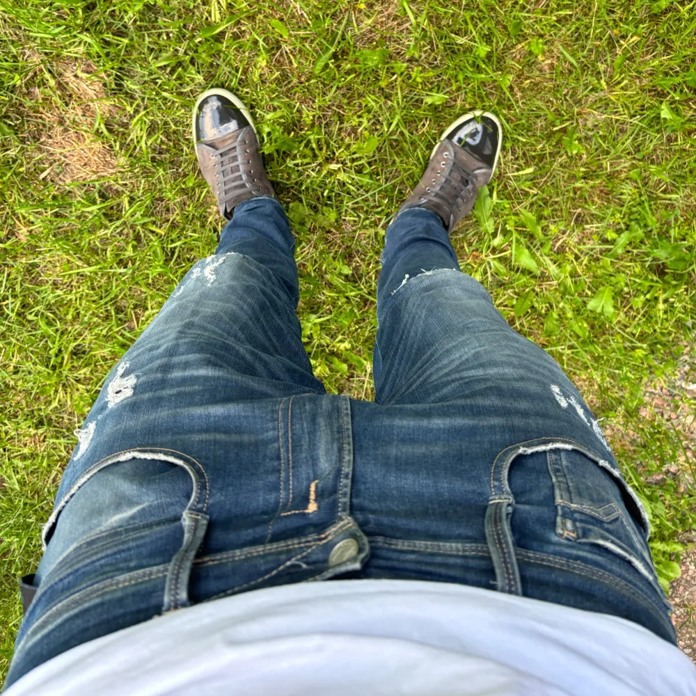 Säljer ett par snygga replay jeans i den populära modellen anbass. Väldigt bekväma med snygga slitningar🔥. Jeans & Byxor.