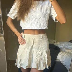 Kjol  - Säljer denna kjol med skjorts under. Bra skick och är supersnygg med skärp💗💗