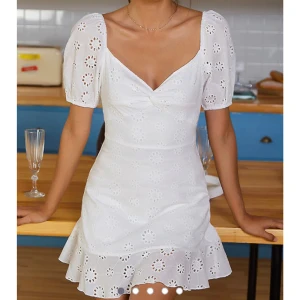 Studentklänning - Säljer denna superfina studentklänning från ZAPAKA! Helt ny, aldrig använd. Säljer då jag hittat en annan studentklänning som passar mig bättre.  