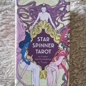 STAR SPINNER TAROT  - Köpte detta vackra tarort kortlek från Häxan när de fanns kvar på Götgatan för ungefär 250 SEK. Använde de ett tag men kände att de inte passar mig och behöver en ny ägare.