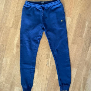 Lyle & Scott Mjukisbyxor - 14/15 år junior. Icke använda och i dunder skick! De passar inte och bara hängt i garderoben.