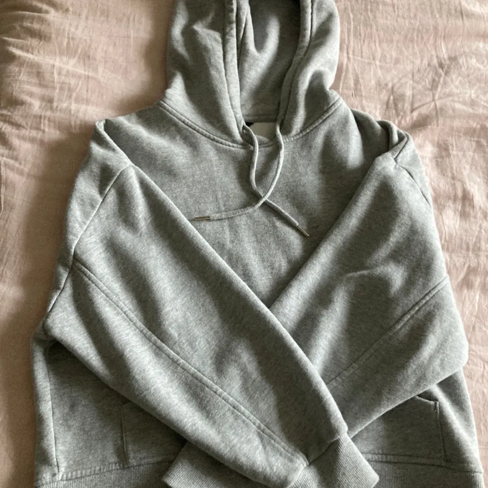 Grå basic hoodie i väldigt bra skick, knappt använd. Väldigt bekväm och mjuk på insidan💞. Hupparit & Collegepaidat.