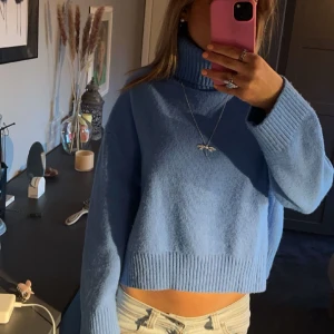 blå stickad  - jätte fin blå stickad tröja med polokrage! 7/10 skick  