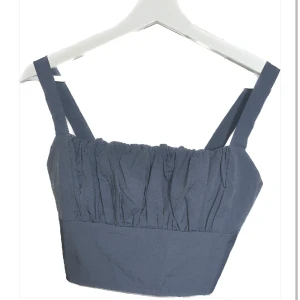 Gullig topp - Gullig topp från shein i storlek XS. Säljes då den är lite för stor, fint skick!
