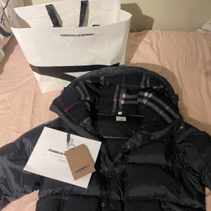 Burberry jacka - Fint skick, som helt ny. använd typ nån månad bara  Passar mig bra och är 185 lång, tags och sånt finns också.  Priset är diskuterbart!