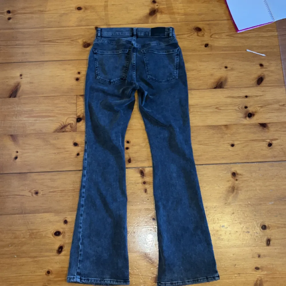 Jättefina svarta lågmidjade jeans från Gina. Säljer för att de är lite korta på mig som är 173cm och de är lite försmå i midjan. De är i storlek 34 men skulle säga att de är LITE små i storleken. Köparen står för frakten!❤️. Jeans & Byxor.