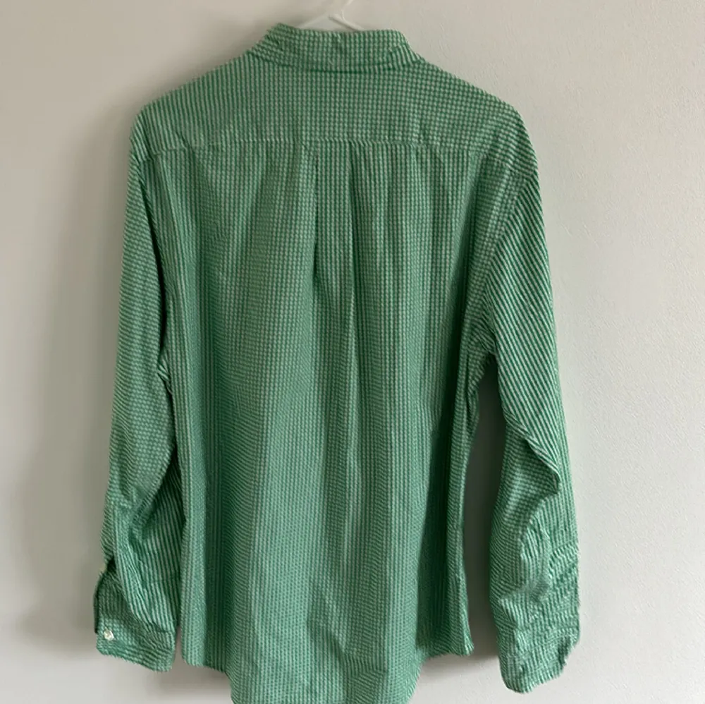 Storlek Large, Slim fit skjorta. Grön och vit rutig skjorta från Ralph Lauren, Säljer då jag ej använder den längre. Nypris är 1 399kr.  Skjortan är i bra skick inga fläckar eller liknande!. Skjortor.