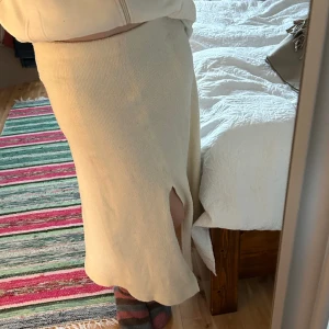 Stickad kjol - Vit stickad midikjol med slits