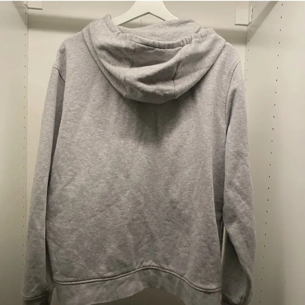 Lacoste zip hoodie i helt okej skick. Står XL i den men skulle säga mer åt M/L hållet. Skick 7,5/10. Priset går att diskutera.. Hoodies.