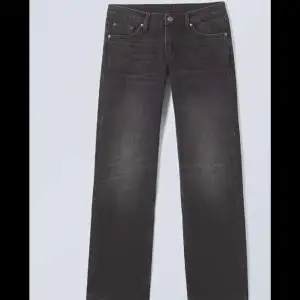 Låg midjade jeans från Weekday i färgen tvättad svart/ grå. Säljer pga de är för små för mig tyvärr. Nypris 590kr säljer för 100kr.