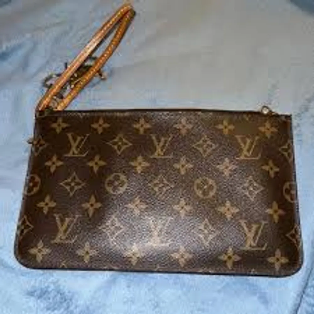 Louis Vuitton clutch i nyskick utan några skador eller likande... Väskor.