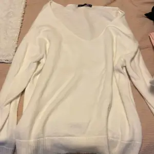 En vit stickad tröja. Inga märken eller liknande. Endast använd fåtal gånger.