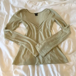 Grön långärmad tröja - Tröja med väldigt fin passform som tyvärr inte kommer till användning längre. 