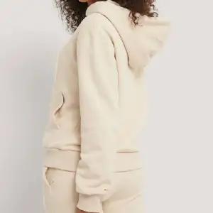 Beige hoodie från NA-KD, i storlek xxs. Men den är oversized så skulle säga att den passar både xs och s. Nästan aldrig använd, i mycket fint skick.