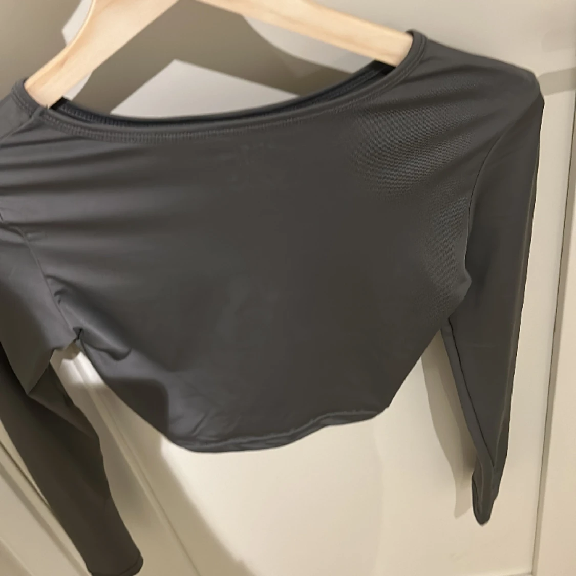 Grå lång armad tröja i glansit matrial  - 1