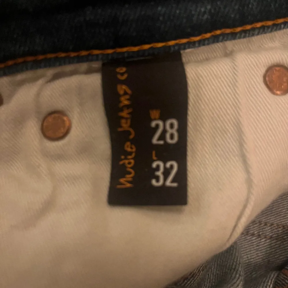Hej säljer dessa slim fit jeansen från nudie då de är för små för mig. De är använda en gång och skicket är 10/10. Priset kan diskuteras vid snabb affär. Jeans & Byxor.