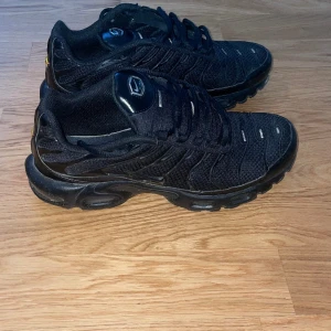 TN-skor  - Säljer nu dessa TN skor då dom inte passar längre. Skorna är använda under ungefär en sommar och skicket på skorna är väldigt bra. Nypris 2299kr. Endast seriösa köpare!