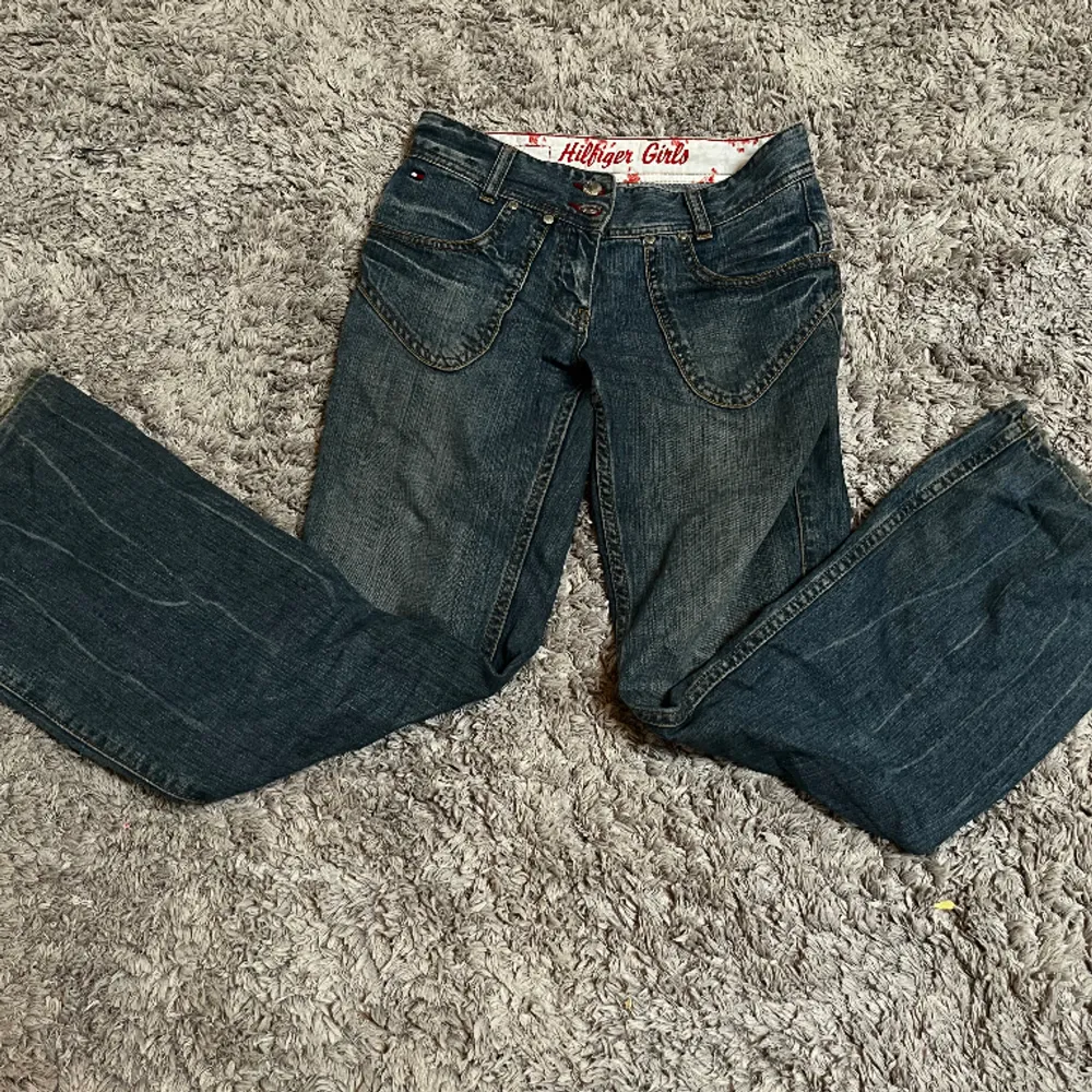Tommy hillfinger jeans✨bra skick skulle jag säga💖säljer för att de börjar bli för korta🪩. Jeans & Byxor.